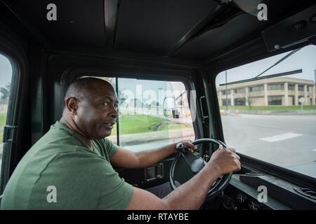 Willie Young, 502d'Escadron Préparation logistique manutentionnaire, transporte des fournitures militaires de base pour les stagiaires au cours de leurs premières et secondaires question vêtements, 4 février 2019, à Joint Base San Antonio-Lackland, Texas. Le 502d LRS est responsable de l'émission et le montage des uniformes pour plus de 1 600 stagiaires BMT chaque semaine. Banque D'Images