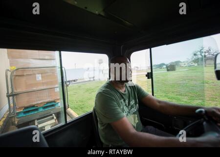 Willie Young, 502d'Escadron Préparation logistique manutentionnaire, transporte des fournitures militaires de base pour les stagiaires au cours de leurs premières et secondaires question vêtements, 4 février 2019, à Joint Base San Antonio-Lackland, Texas. Le 502d LRS est responsable de l'émission et le montage des uniformes pour plus de 1 600 stagiaires BMT chaque semaine. Banque D'Images