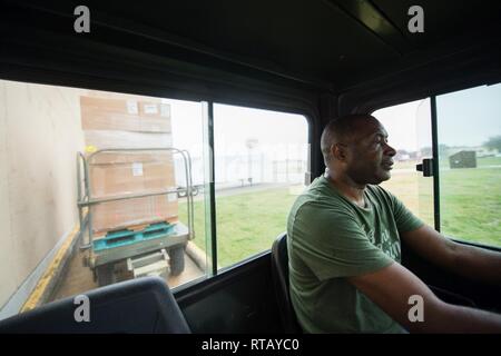 Willie Young, 502d'Escadron Préparation logistique manutentionnaire, transporte des fournitures militaires de base pour les stagiaires au cours de leurs premières et secondaires question vêtements, 4 février 2019, à Joint Base San Antonio-Lackland, Texas. Le 502d LRS est responsable de l'émission et le montage des uniformes pour plus de 1 600 stagiaires BMT chaque semaine. Banque D'Images