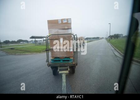 Willie Young, 502d'Escadron Préparation logistique manutentionnaire, transporte des fournitures militaires de base pour les stagiaires au cours de leurs premières et secondaires question vêtements, 4 février 2019, à Joint Base San Antonio-Lackland, Texas. Le 502d LRS est responsable de l'émission et le montage des uniformes pour plus de 1 600 stagiaires BMT chaque semaine. Banque D'Images