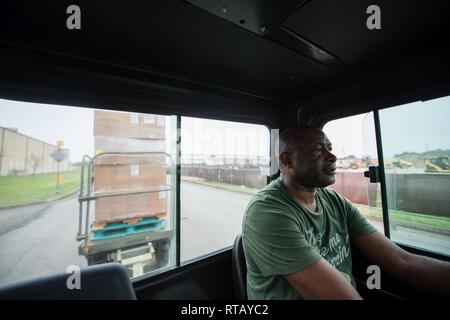 Willie Young, 502d'Escadron Préparation logistique manutentionnaire, transporte des fournitures militaires de base pour les stagiaires au cours de leurs premières et secondaires question vêtements, 4 février 2019, à Joint Base San Antonio-Lackland, Texas. Le 502d LRS est responsable de l'émission et le montage des uniformes pour plus de 1 600 stagiaires BMT chaque semaine. Banque D'Images