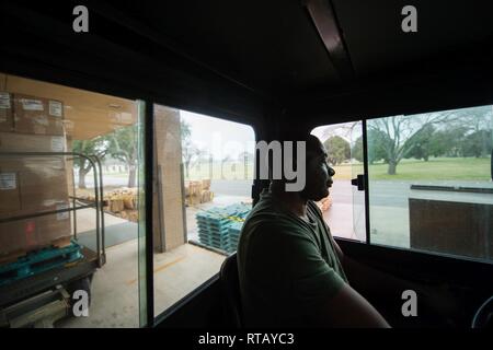 Willie Young, 502d'Escadron Préparation logistique manutentionnaire, transporte des fournitures militaires de base pour les stagiaires au cours de leurs premières et secondaires question vêtements, 4 février 2019, à Joint Base San Antonio-Lackland, Texas. Le 502d LRS est responsable de l'émission et le montage des uniformes pour plus de 1 600 stagiaires BMT chaque semaine. Banque D'Images