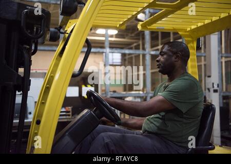 Willie Young, 502d'Escadron Préparation logistique manutentionnaire, charge une formation militaire de base fournit en préparation de vêtements initiale et secondaire, le 4 février 2019, à Joint Base San Antonio-Lackland, Texas. Le 502d LRS est responsable de l'émission et le montage des uniformes pour plus de 1 600 stagiaires BMT chaque semaine. Banque D'Images