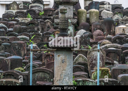 Shiokoji ward, Kyoto, Japon - Novembre 08, 2017 : vieux cimetière à Sosen-ji. Banque D'Images