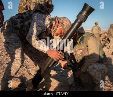 Des soldats des Forces armées de la Jordanie avec 5e Bataillon de la Force de garde-frontières faire des ajustements à un mortier de 81 mm pendant un exercice d'entraînement de tir à l'extérieur de Amman, Jordanie, le 6 février 2019. La formation faisait partie de la Jordanie l'engagement opérationnel Programme où le 5e BN BGF formés sur les différentes compétences de soldat avec la Garde nationale de Californie 1er escadron du 18e Régiment de cavalerie, plus de 10 semaines. (Army National Guard Banque D'Images