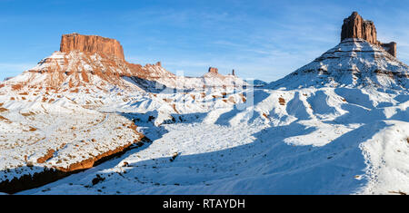 Une image panoramique de la mesas et tours dans la vallée de château sur un jour de neige près de Moab, Utah. Banque D'Images