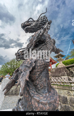 Nouveau dragon statue fait don au temple par Kiyozmizudera Monzen-Kai. Complexe de Temple Kiyomizu-dera Banque D'Images