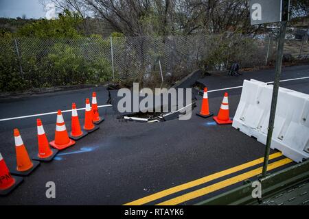 Un gouffre est bloquée par les barrières routières sur Carnes Road au Marine Corps Base Camp Pendleton, le 5 février 2019. La dépression a été causé par la persistance de fortes pluies diluviennes qui ont ravagé la Californie du sud. Banque D'Images