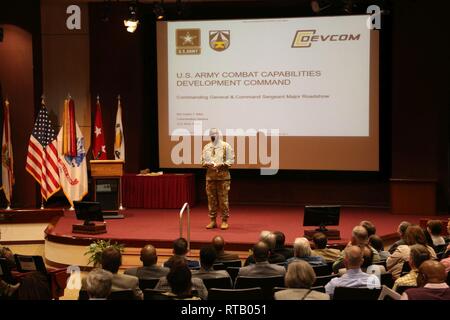 Le général de Cedric T. gagne les capacités de combat de l'armée américaine commande Développement général commandant, s'adresse aux membres du Centre et de missiles de l'Aviation DU CCDC effectifs durant une mairie tenue à l'Auditorium de Bob Jones à Redstone Arsenal, Ala., le 5 février. Le commandant du CCDC a décrit le récent remaniement de l'armée américaine Commande à terme. Le commandant du CCDC a rencontré des employés de l'Aviation DU CCDC Centre et de missiles à la suite de l'hôtel de ville. Banque D'Images