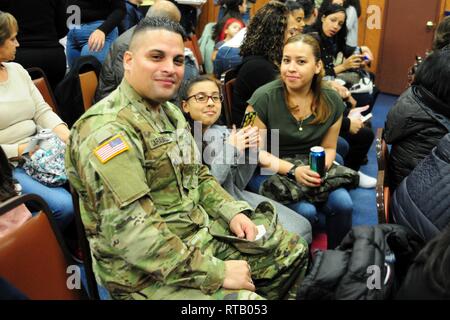 Le Sgt. Josie P. Caraballo pose avec sa famille à la Brigade du 250e Bataillon de soutien d'adieu. Les soldats de la compagnie Hotel, 250e BSB, dit au revoir à la famille, les amis et le New Jersey Garde nationale de leadership à une cérémonie d'adieu le 5 février 2019 à l'après d'Anciens Combattants à l'étranger 5084 à Elmwood Park, New Jersey. La Teaneck, soldats seront déployés à la Corne de l'Afrique dans le cadre de l'opération Enduring Freedom. Banque D'Images