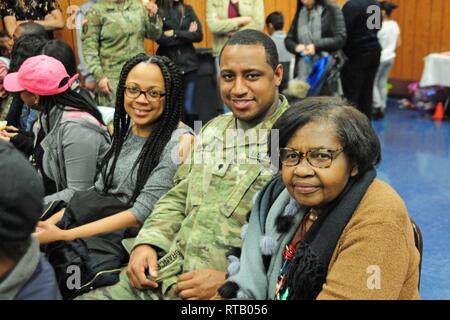 La CPS. Brandon R. Branch pose avec sa famille à la Brigade du 250e Bataillon de soutien d'adieu. Les soldats de la compagnie Hotel, 250e BSB, dit au revoir à la famille, les amis et le New Jersey Garde nationale de leadership à une cérémonie d'adieu le 5 février 2019 à l'après d'Anciens Combattants à l'étranger 5084 à Elmwood Park, New Jersey. La Teaneck, soldats seront déployés à la Corne de l'Afrique dans le cadre de l'opération Enduring Freedom. Banque D'Images