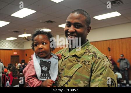 Le Sgt. Shavon A. Whyte pose avec son fils à la Brigade du 250e Bataillon de soutien d'adieu. Les soldats de la compagnie Hotel, 250e BSB, dit au revoir à la famille, les amis et le New Jersey Garde nationale de leadership à une cérémonie d'adieu le 5 février 2019 à l'après d'Anciens Combattants à l'étranger 5084 à Elmwood Park, New Jersey. La Teaneck, soldats seront déployés à la Corne de l'Afrique dans le cadre de l'opération Enduring Freedom. Banque D'Images