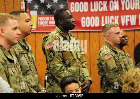 Les soldats de la compagnie Hotel, 250e Bataillon de soutien de la Brigade, dit au revoir à la famille, les amis et le New Jersey Garde nationale de leadership à une cérémonie d'adieu le 5 février 2019 à l'après d'Anciens Combattants à l'étranger 5084 à Elmwood Park, New Jersey. La Teaneck, soldats seront déployés à la Corne de l'Afrique dans le cadre de l'opération Enduring Freedom. Banque D'Images