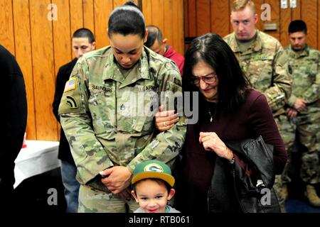 Le s.. Stephanie L. Saunders s'incline sa tête au cours de la bénédiction de la cérémonie d'adieux. Les soldats de la compagnie Hotel, 250e Bataillon de soutien de la Brigade, dit au revoir à la famille, les amis et le New Jersey Garde nationale de leadership à une cérémonie d'adieu le 5 février 2019 à l'après d'Anciens Combattants à l'étranger 5084 à Elmwood Park, New Jersey. La Teaneck, soldats seront déployés à la Corne de l'Afrique dans le cadre de l'opération Enduring Freedom. Banque D'Images