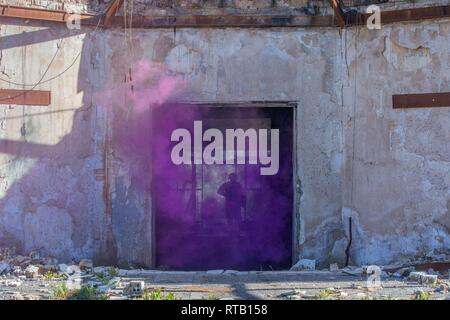 Un soldat irakien Service de lutte contre le terrorisme entre dans un immeuble à la recherche d'un ennemi cible lors d'un cours de chef de base exercice pratique près de Bagdad, l'Iraq, le 5 février 2019. BLC est dirigé par des instructeurs de l'Iraq avec l'aide des forces de coalition et prépare les soldats enrôlés CTS à prendre des rôles de leadership à l'équipe et les niveaux d'enseignement en équipe, leadership, formation et les concepts et les compétences de combat. Les forces de la Coalition de conseiller et d'aider le peuple iraquien dans le cadre des instructeurs de groupe Force-Operation résoudre inhérent d'œuvrer par, avec et grâce à nos forces des partenaires pour définir condit Banque D'Images