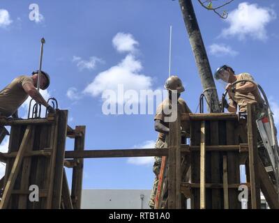 SANTA RITA, Guam (fév. 7, 2019) attribué à Seabees Mobile Naval Construction Battalion (NMCB) 3, Det. Guam-Construction place dans la colonne des formulaires pour la construction d'un pavillon en béton à l'appui de la Garde côtière des États-Unis. NMCB-3 est l'avant déployés dans toute la région indo-pacifique et les Etats-Unis prêts à soutenir des opérations de combat majeures, le théâtre de la sécurité, de l'aide humanitaire et des opérations de secours. Fournir des Seabees mécanique générale et le soutien civil à Marine, Marine Corps et l'exploitation conjointe de forces au niveau mondial. Banque D'Images