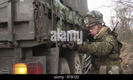 Marines avec la Compagnie Charlie, l'Équipe de débarquement du bataillon, 1er Bataillon, 4ème Marines, et les soldats des forces japonaises d'autodéfense, effectuer des exercices de marche et arrêt ainsi que des capacités sur une corde fast MV-22B à l'avion à rotors basculants Osprey Aibano Domaine de formation, Kyoto, Japon, le 4 février 2019. Feu de forêt est un exercice mené par les Marines américains et les membres de l armée japonaise afin de renforcer l'interopérabilité et la combinaison des capacités de défense de l'alliance américano-japonaise. La 31e MEU, le Marine Corps' seulement continuellement de l'avant-MEU déployée en partenariat avec le Wasp ARG, constitue un mécanisme souple et l Banque D'Images