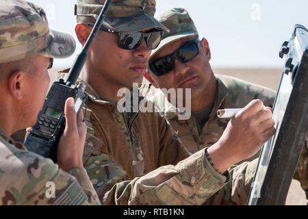 La Garde Nationale de Californie SPC. Javier Ortiz (à gauche), Angel J. Alvarado et Cpl. Benito Cazares de Bravo Troop, 1er Escadron, 18e Régiment de cavalerie, d'évaluation cible coordonne pendant un exercice de tir réel avec des soldats des Forces armées de la Jordanie à portée de tir près du centre de formation conjointe en Jordanie. L'exercice de tir réel faisait partie d'un événement culminant de 10 semaines un programme d'engagement opérationnel de la Jordanie pour la JAF 5e Bataillon de la Force de garde-frontières. (Army National Guard Banque D'Images