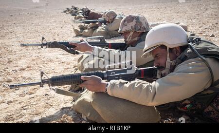 Des soldats des Forces armées de la Jordanie avec 5e Bataillon de la Force de garde-frontières entrer dans une position défensive avec leurs fusils M-16 pendant un exercice d'entraînement de tir à l'extérieur de Amman, Jordanie, le 6 février 2019. L'entraînement au tir réel, qui comprenait des missiles, mitrailleuses, sniper et équipes de tir indirect, observateurs avancés et des forces d'intervention rapide, faisait partie d'un 10 semaines Jordanie engagement opérationnel de programme avec la Garde nationale de Californie 1er Escadron, 18e Régiment de cavalerie. (Army National Guard Banque D'Images