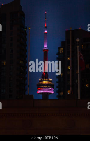 Vue sur les rues de Toronto, avec la Tour du CN, une 553,3 m de haut communications concrètes et tour d'observation situé au centre-ville de Toronto (Ontario), C Banque D'Images