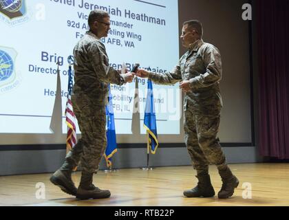 U.S. Air Force Brig. Le général Steven Bleymaier, Air Mobility Command de la logistique, l'ingénierie et la protection de la force directrice, est remis un microphone par le colonel J. Scot The Heathman, 92e Escadre de ravitaillement en vol, vice-commandant avant d'aborder les participants à la gardienne de la Mobilité Internationale 2019 Conférence de planification tenue à Fairchild Air Force Base, Washington, 5 février 2019. Plusieurs représentants des pays partenaires et des agences Air Mobility Command de partout au pays se sont réunis pour poursuivre l'élaboration de plans pour l'exercice d'AMC, premiere. Banque D'Images