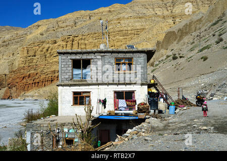 Maison de trois étages sur la rive de la rivière à sec de la rivière Kali Gandaki, Chuksang, Upper Mustang région, le Népal. Banque D'Images
