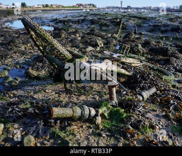 Location thoughtlessly jetés à la mer. Une fois possession de précieux quelqu'un dumping et de polluer inutilement. Banque D'Images