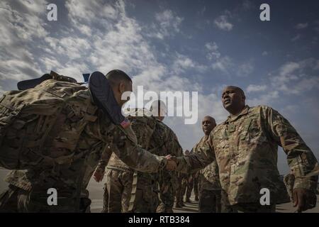 Le brigadier de l'armée américaine. Gen. Jemal J. Beale, l'adjudant général du New Jersey, droite, et commande de l'État du New Jersey Le Sgt. Le major Earnest Williams se serrer la main avec des soldats affectés à la 2-113ème régiment d'infanterie sur Joint Base McGuire-Dix-Lakehurst, N.J., le 6 février 2019. Le 2-113e est de partir pour une formation avant le déploiement dans le cadre de l'opération Enduring Freedom - Corne de l'Afrique. Banque D'Images