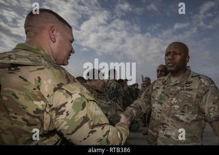 Le brigadier de l'armée américaine. Gen. Jemal J. Beale, l'adjudant général du New Jersey, droite, serre la main avec des soldats affectés à la 2-113ème régiment d'infanterie sur Joint Base McGuire-Dix-Lakehurst, N.J., le 6 février 2019. Le 2-113e est de partir pour une formation avant le déploiement dans le cadre de l'opération Enduring Freedom - Corne de l'Afrique. Banque D'Images