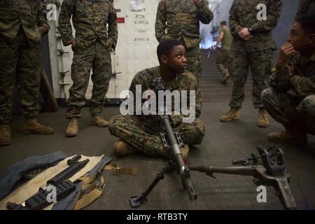 Lance le Cpl. Digue de Franklin, un moteur avec l'opérateur de transport du bataillon logistique de combat, 31 armes pratiques conditions sur le M240G/B machine moyenne, à bord du navire de débarquement dock USS Ashland (LSD 48), mer de Chine orientale, le 6 février 2019. Dyke, né à Lagos au Nigeria, est diplômé de l'école secondaire Liberty en juin 2013 avant de s'enrôler en novembre 2016. Dans un proche avenir, de BEC-31 prévoit intégrer machine gun proficient marines dans la composition des équipes d'incendie des convois de véhicules, avec support et les mitrailleuses lourdes montées sur camion 7 tonnes de tourelles. Bec-31 fournit la sécurité, la logistique et le transport comme la Logist Banque D'Images