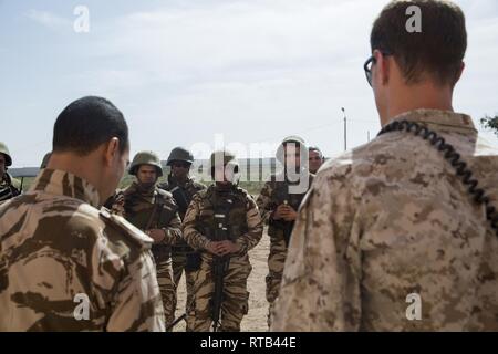 Les forces d'opérations spéciales marocain recevoir un compte-rendu de Marines des États-Unis avec des Groupe Force-Crisis Response-Africa air-sol marin 19.1, Forces maritimes de l'Europe et l'Afrique, au cours d'une manifestation de la coopération en matière de sécurité-théâtre à Tifnit, le Maroc, le 6 février 2019. SPMAGTF-CR-AF est un tour de force déployée pour effectuer d'intervention en cas de crise et théâtre-opérations de sécurité en Europe et l'Afrique. Banque D'Images