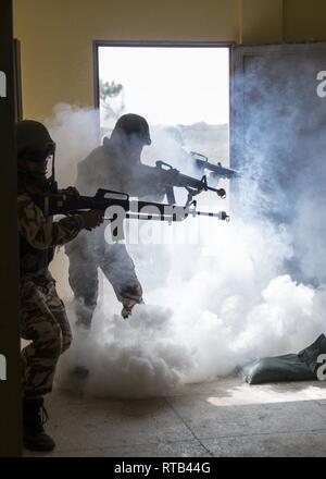 Les forces d'opérations spéciales marocain une chambre claire alors que les Marines américains avec des Groupe Force-Crisis Response-Africa air-sol marin 19.1, Forces maritimes de l'Europe et l'Afrique, superviser au cours d'une manifestation de la coopération en matière de sécurité-théâtre à Tifnit, le Maroc, le 6 février 2019. SPMAGTF-CR-AF est un tour de force déployée pour effectuer d'intervention en cas de crise et théâtre-opérations de sécurité en Europe et l'Afrique. Banque D'Images