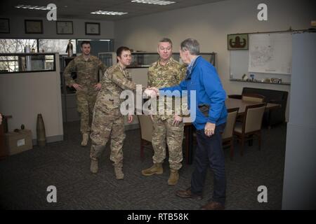 Le maire de Ridgefield, Washington, Don Stose, serre la main avec les membres de la 142e Escadron de génie civile spécialistes des explosifs et munitions durant sa visite à la base de la Garde nationale aérienne de Portland, Oregon, le 7 février 2019. Maire Stose a rencontré le commandant de l'Escadre, le colonel Adam R. Sitler et amélioré ses connaissances sur la mission les aviateurs du 142e FW conduite tous les jours, ayant un impact sur les États-Unis, la région du Nord-Ouest du Pacifique et la communauté locale. Banque D'Images