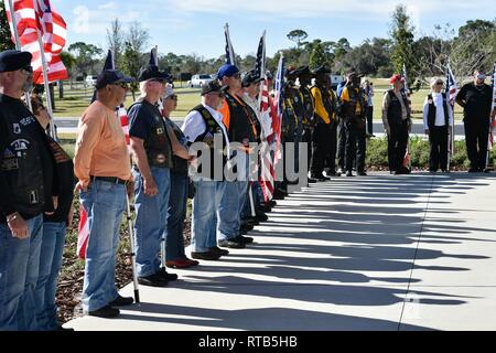 Anciens combattants, amis et familles honorer la vie de Edwin T., Cowan, Tuskegee Airman et son épouse Theda, lors de leur enterrement, le 7 février 2019 à Cap Canaveral National Cemetery dans le SGIE, Floride Cowan a été enterré avec tous les honneurs militaires aux côtés de son épouse Theda. Banque D'Images