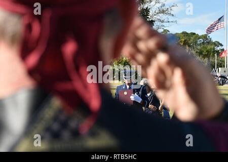 Edwin T., Cowan, Tuskegee Airman et son épouse Theda's demeure, sont versés avec salue pendant leurs funérailles, le 7 février 2019 au cimetière national de Cap Canaveral en Floride, Mims. Tous deux ont été enterrés au cimetière et il a reçu les honneurs militaires. Banque D'Images