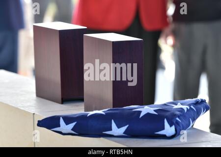 Edwin T., Cowan, Tuskegee Airman et son épouse Theda's demeure sont présentés au cours d'une cérémonie funéraire, 7 février 2019, au cimetière national de Cap Canaveral en Floride, Mims. Cowan a été enterré avec tous les honneurs militaires, aux côtés de son épouse. Banque D'Images