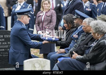 U.S. Air Force, le général de Lenny Richoux (à gauche), commandant du Commandement du transport aux États-Unis, l'activation des conjointes, commande l'actuel pavillon d'U.S. Air Force, le général (ret.) Marcelite Harris' fille, Tenecia Harris, au cours de l'enterrement de tous les honneurs militaires, le général Harris au cimetière national d'Arlington, Arlington, Virginie, le 7 février 2019. En 1965, Harris a été l'intermédiaire de la commission de l'École de formation des officiers à Lackland Air Force Base, Texas. Elle a occupé divers postes après, ce qui a donné lieu à de nombreuses "premières" pour les femmes et les femmes de couleur dans l'Armée de l'air. Harris w Banque D'Images