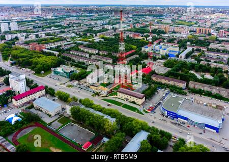 Tioumen, Russie - Août 9, 2015 : d'une vue sur la tour de télévision, bureau du procureur de la société par actions, les centres commerciaux et résidentiels Banque D'Images