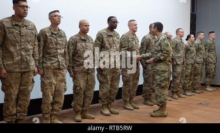 Le général Joseph L. Lengyel, 28e Chef de la Garde nationale et membre du Bureau de l'état-major interarmées, présente sa pièce de monnaie pour les soldats de la Garde nationale au cours de sa visite à la formation commune Centre en Jordanie, 7 février 2019. Sa visite faisait partie d'un voyage de deux jours en Jordanie où il s'est rendu à JTC et Muwaffaq Salti Air Base de rencontrer l'armée et de la Garde nationale. (Army National Guard Banque D'Images