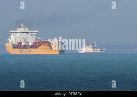 Le Stolt Tankers, STOLT INNOVATION, chimie/pétrole Transporteur de produits, quitte la raffinerie de pétrole de Fawley, Southampton, UK, En route pour Houston, Texas, USA. Banque D'Images