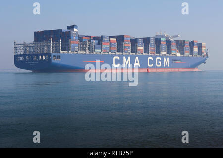 Le 400 mètres, photographie Ultra-grand-conteneurs, CMA CGM Louis Blériot, au départ du Port de Southampton, UK, En route vers Dunkerque, France. Banque D'Images