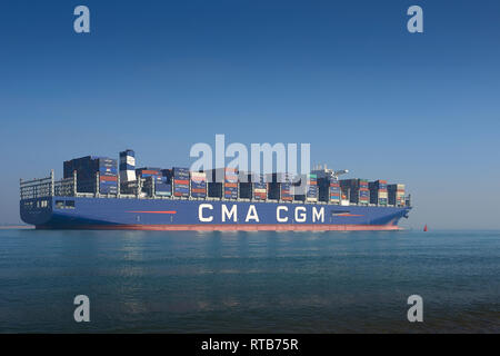 Le 400 mètres, photographie Ultra-grand-conteneurs, CMA CGM Louis Blériot, au départ du Port de Southampton, UK, En route vers Dunkerque, France. Banque D'Images