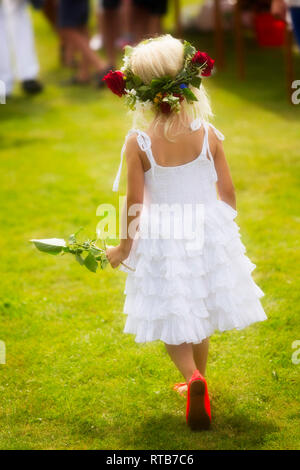 Midsummer Eve avec une petite fille vêtu de blanc avec couronne dans ses cheveux. Banque D'Images