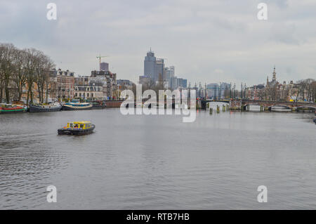 La rivière Amstel à Amsterdam aux Pays-Bas 2017 Banque D'Images