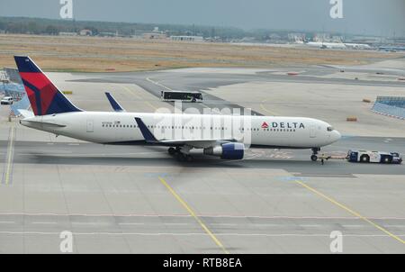 Delta 767 avion à l'aéroport de Francfort N178DN 767-332ER Banque D'Images