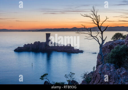 La tour de l'île et d'Or (Golden tower) près d'Agay, Provence, France Banque D'Images