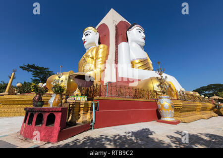 Deux des quatre célèbres Bouddhas de la Pagode Kyaikpun, Bago, le Myanmar (Birmanie). Banque D'Images