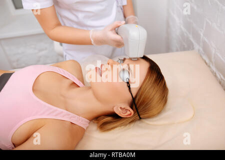 Blond woman wearing pink top photo ayant l'épilation Banque D'Images