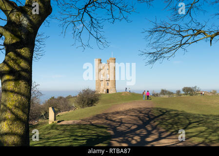 Broadway Tower dans le Worcestershire est une pure folie et Capability Brown est la plus haute tour dans la région des Cotswolds. Ciel bleu clair et ensoleillé jour de février. Banque D'Images