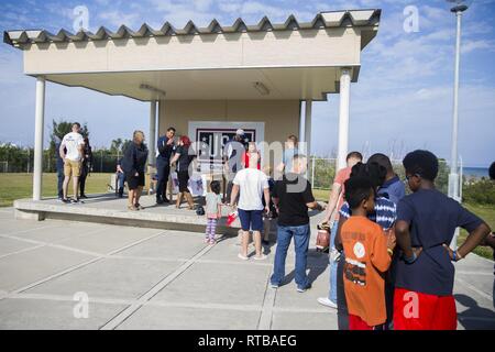 NFL alumni Donnie Edwards et Steven Jackson a visité les marins et Marines Le 3 février 2019, à l'USO sur Camp Kinser, Okinawa, Japon. L'USO invité Edwards et Jackson à la visite des installations militaires à Okinawa, au Japon afin de visiter les membres de service et pour le moral au cours de la hauteur de la saison de football. Banque D'Images